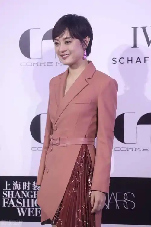 39岁孙俪挺少女,粉色西装裙配桃心耳坠温柔减龄,少了"娘娘范"