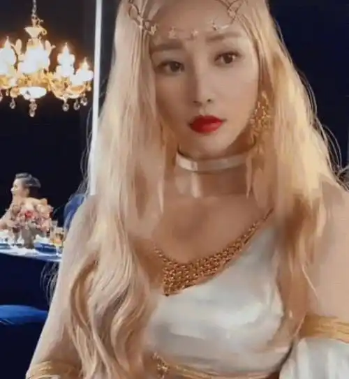 柳岩cos雅典娜造型,40岁的状态让人看愣,这是逆生长了吧_明星_气质