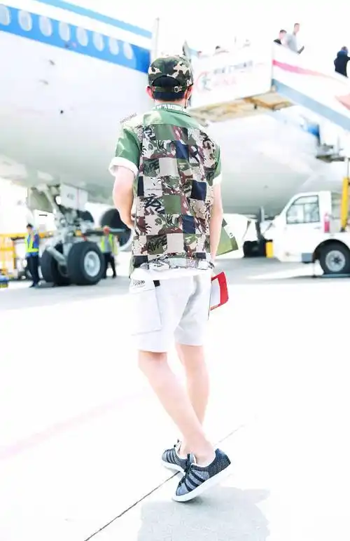 易烊千玺腿毛成长史?