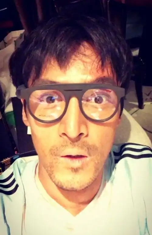 胡歌生日微博发搞怪自拍