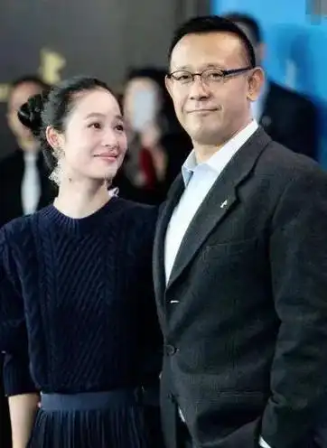 姜文周韵一家最新同框照俩儿子罕露正面身高惊人长相都随爸