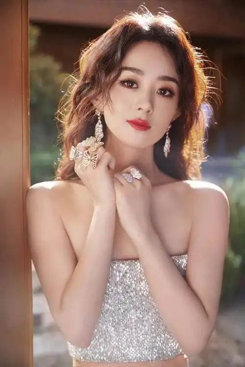 赵丽颖最新活动照好惊艳,双手戴四个戒指贵气十足,钻石头饰抢镜