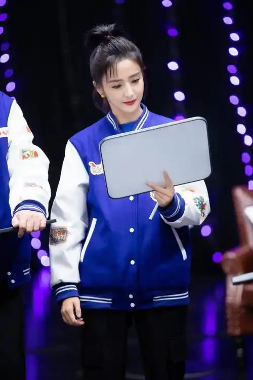 原创佟丽娅离婚后罕上综艺穿薄纱裙谢幕美成仙女仪态端庄优越