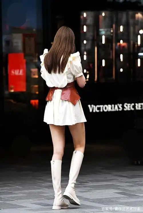夏季,您会穿高筒靴吗?美女为了硬朗和炫酷, 演绎夏日穿靴方案