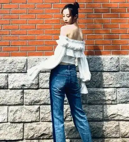 她不仅身材比例好,颜值也相当在线,气质上有点"倪妮"的影子,被不少