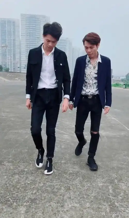 网红许华升官宣当爸!详述与"婷婷"复合全过程,吻孕肚照片曝光