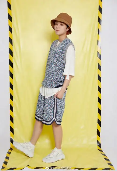 易姐带你看大片#@sunnee杨芸晴身穿白色t恤外搭印花背心套装,整体很