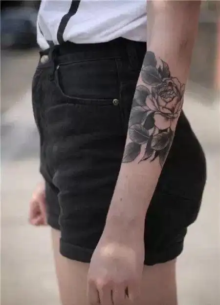 tag标签:玫瑰花美女花臂香艳花臂美女玫瑰花纹身tag标签:性感火辣玫瑰