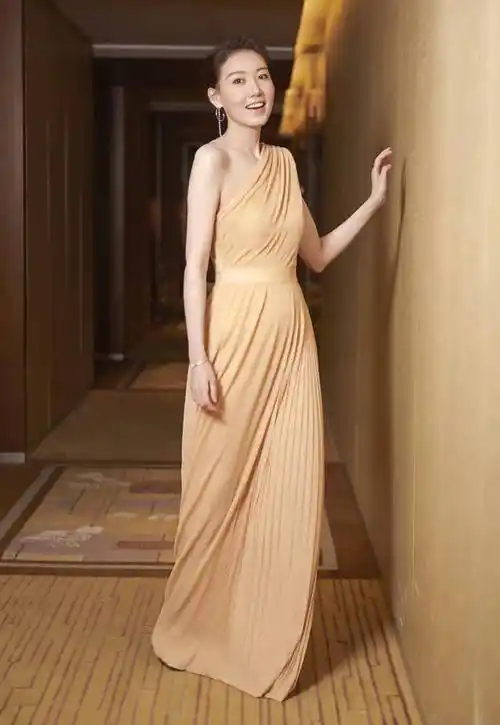 原创37岁高露依旧少女简约穿搭展现个性魅力哪像37岁俩娃的妈