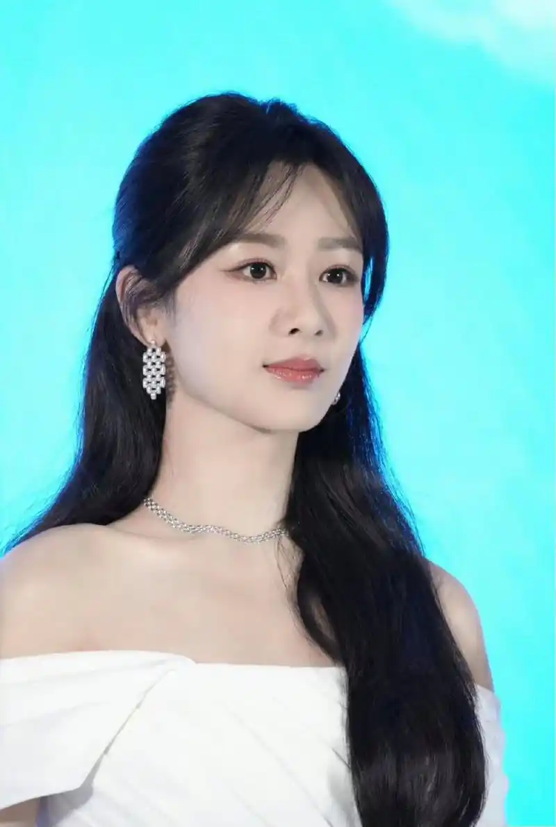 露肩白色长裙 半扎披肩发,显得温婉又大气,杨紫真是越来越美了