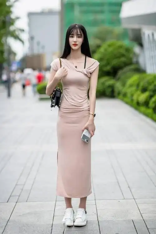 穿素色连衣裙的小姐姐美得惊艳美得出众