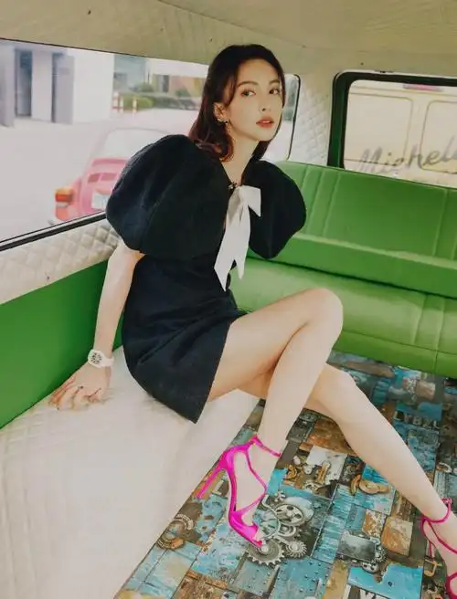 金晨的腿又细又长,穿短款泡泡裙十分淑女,配粉色高跟鞋好惊艳