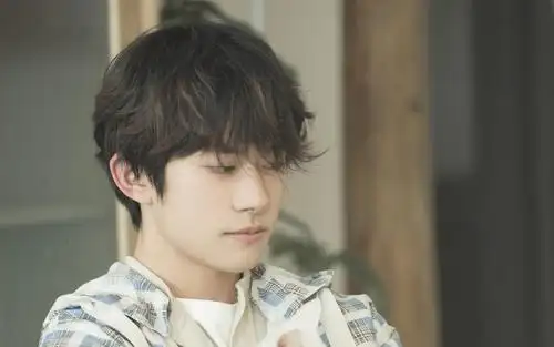 小鲜肉易烊千玺清爽干净卷发阳光迷人写真,大陆明星-回车桌面