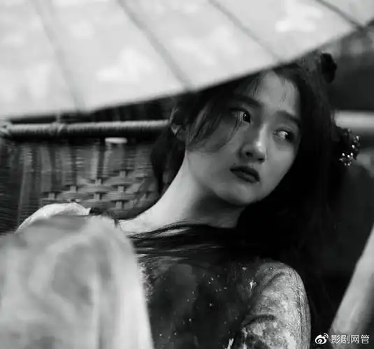 关晓彤撑伞花絮曝光发型凌乱却美出新高终于get到鹿晗的审美