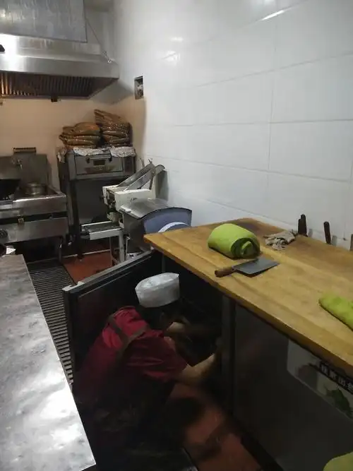 6.1工作动态厨房在岗15人,前厅在岗13人.今日主抓细节卫生.