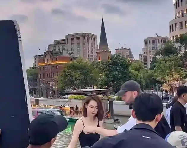 网友上海外滩偶遇戚薇本人又瘦又高又白路人都看呆了