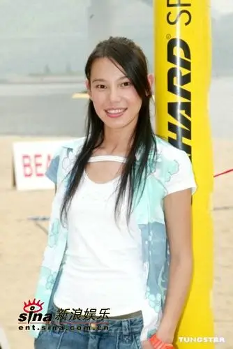 图文美女演员穿性感三点泳衣沙滩上演排球秀9