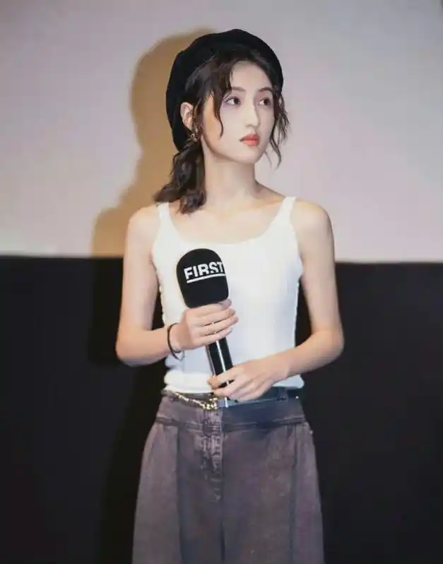 瘦出新高度!张子枫消失的斜方肌究竟是科技玩物还是自然塑形?