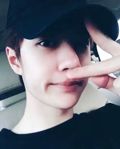 来看点博博的自拍吧@uniq-王一博    #王一博的考古日常