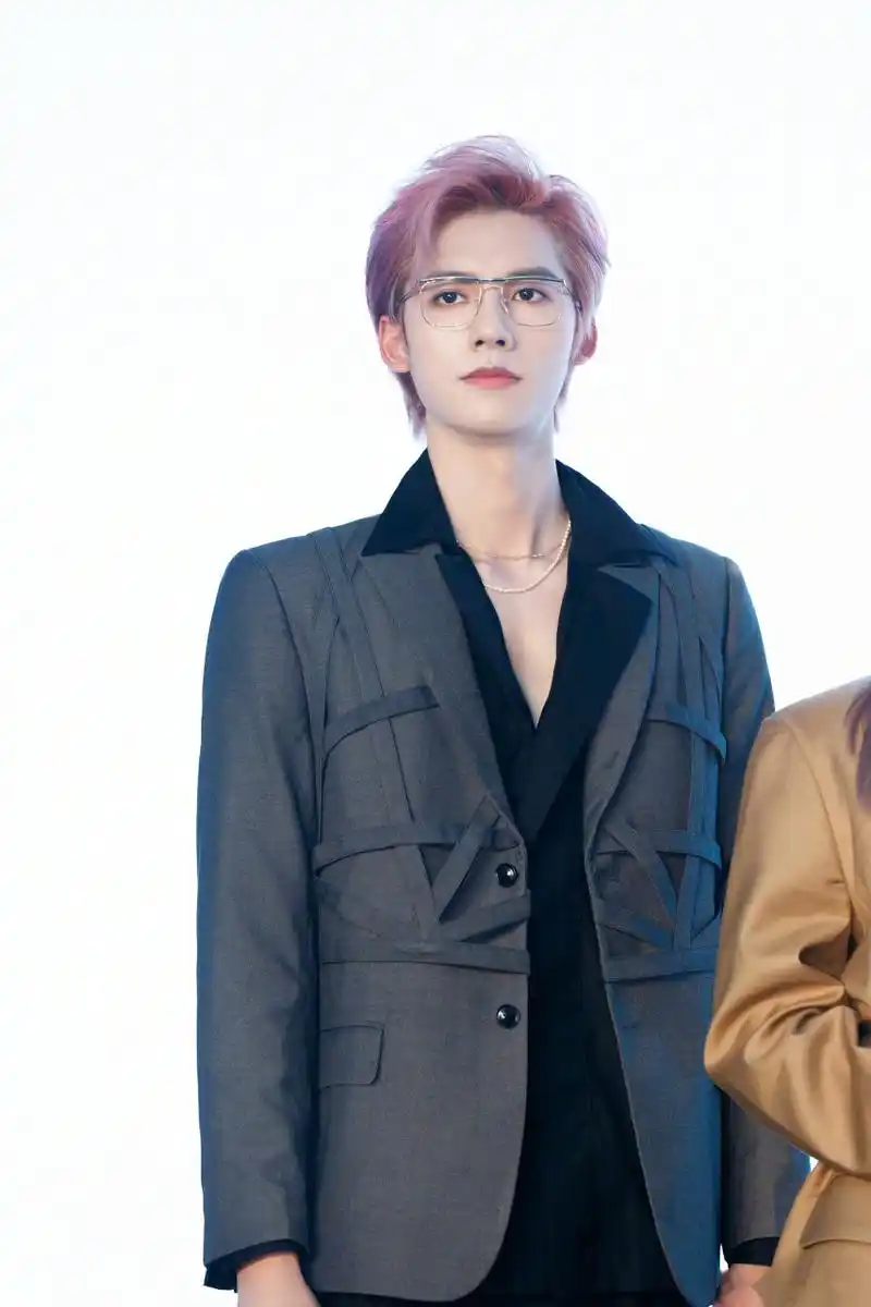 邓超元粉发太a了  @邓超元 一身黑灰西装搭配尽显高挑身材,编织透格