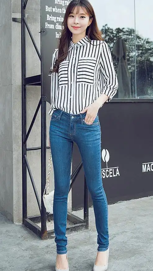 身姿高挑的小姐姐穿格格衬衣 蓝色紧身牛仔裤,展现出随性自然的时尚