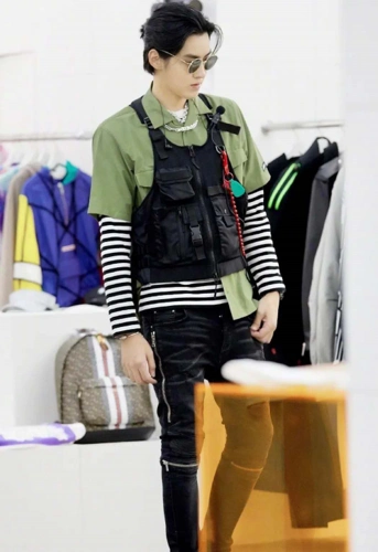 吴亦凡堪称时尚穿搭教科书,穿报纸印花套装,街头风英伦味满满