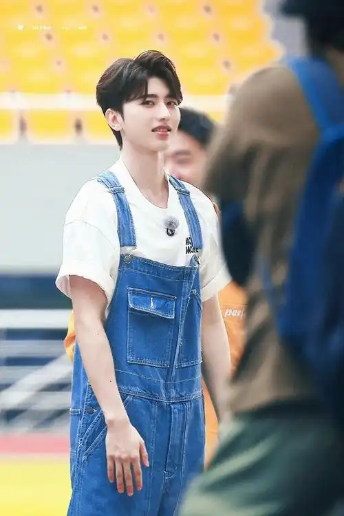 蔡徐坤第十季跑男造型合集