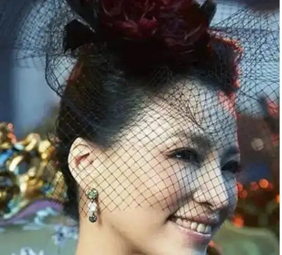 董卿最想删的照片儒雅端庄气质全无抽烟烫头艳装似中年贵妇