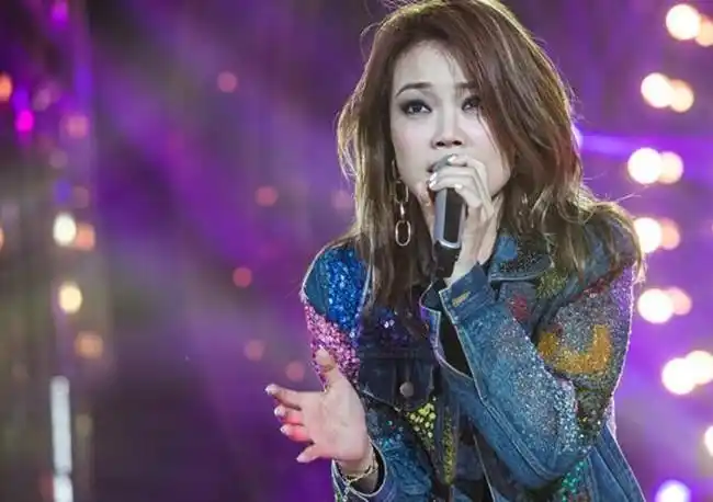 容祖儿真的夹春卷了 有着什么不为人知的隐情