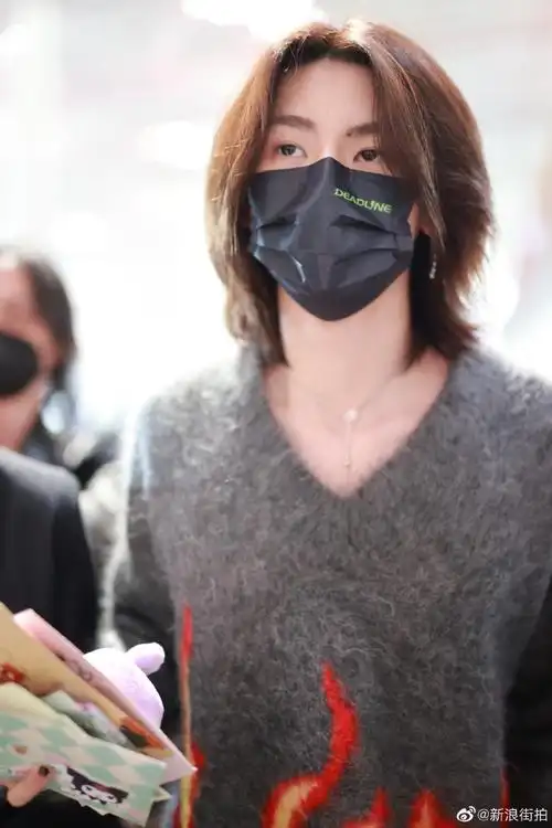 小鬼王琳凯超话#街拍时刻#2023/04/08@小鬼-王琳凯最新机场街拍