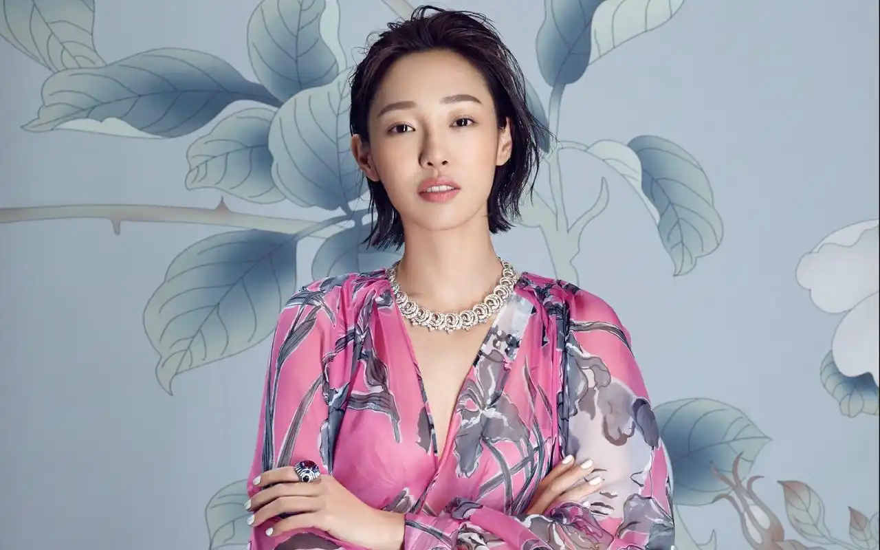 当红明星白百何时尚高清桌面壁纸