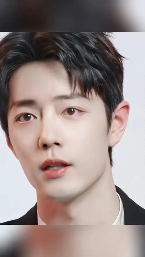 平时不觉得肖战帅的惊为天人,直到看见肖战穿黑西装拍广告,这颜值是