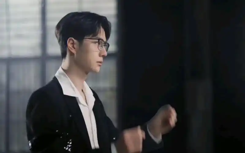 【王一博新代言】要命!请王总给一个家呗.王总戴眼镜帅呆了.