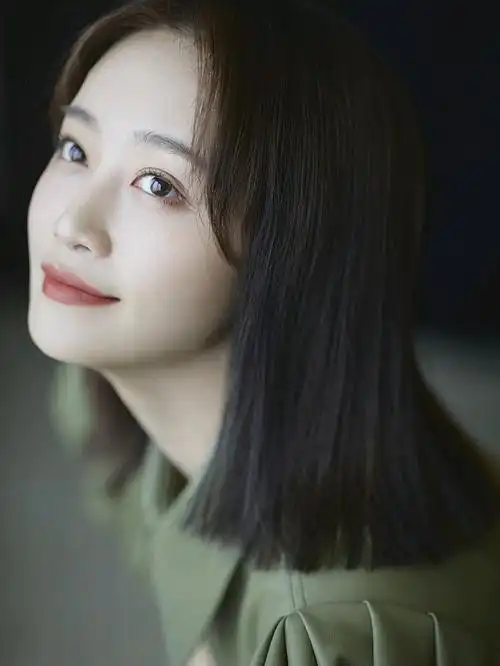 蓝盈莹在《乘风破浪的姐姐》中初赛获得了c位,可谓是实力唱跳俱佳的