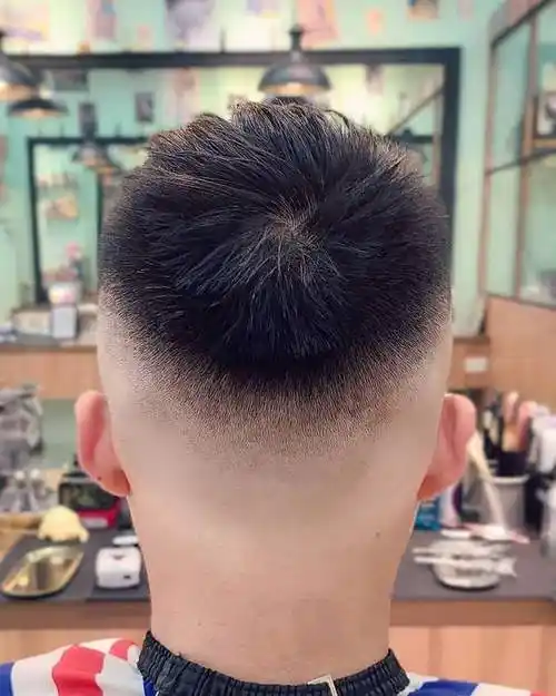 男生不管怎么剪发型还是两边铲光比较帅气干净利落显精神