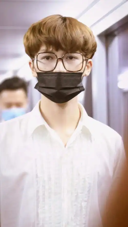 朱正廷凌晨落地上海机场 顺毛眼镜贝贝发自拍贴心报平安