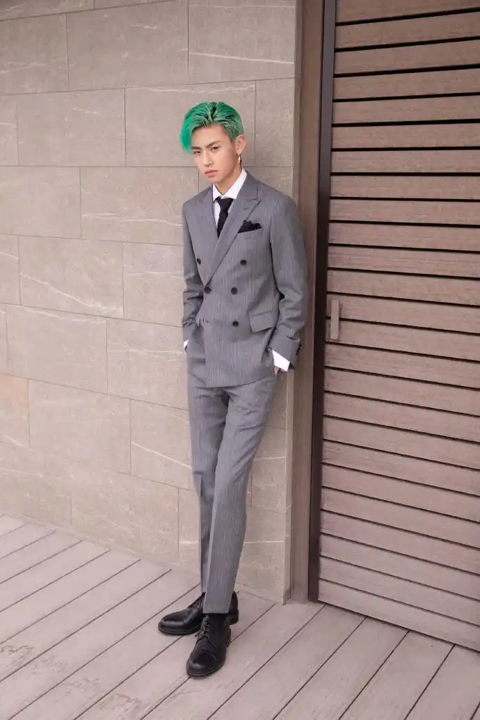 绿发小鬼亮相米兰时装周boss秀场 灰色西装look释放优雅气场