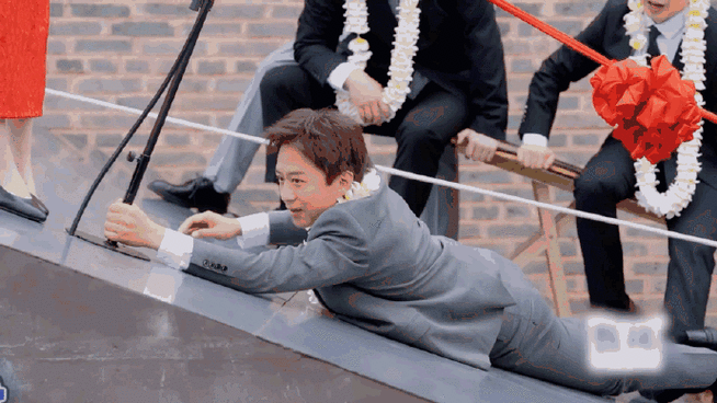 了被节目组要求在30度的斜坡上剪彩,结果邓超脚滑的像是鞋底抹了油