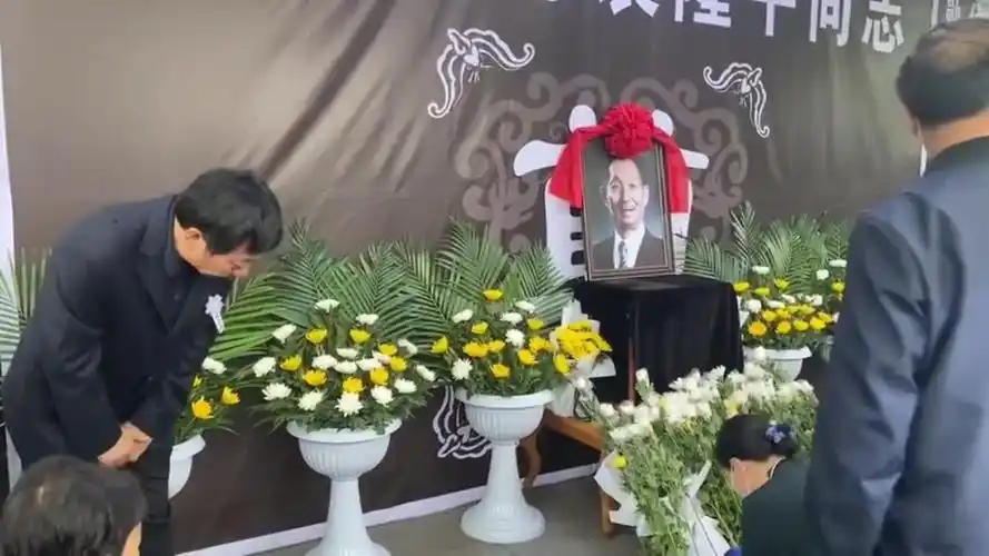 24日上午10时袁隆平遗体告别仪式,左一回礼的是袁老大儿子-科技视频