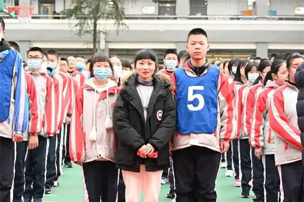 石室联合中学表彰优秀学子开启春夏拼搏时光