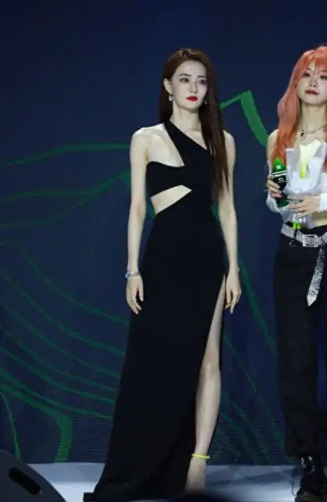 徐璐彻底放开了穿卫衣搭配渔网袜这漫画腿真实存在