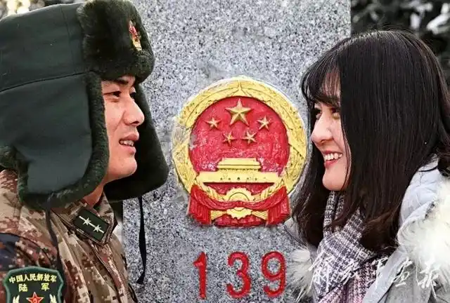 2017年1月25日,姚冉辗转3000多公里来到连队,与邓云翔领取结婚证,情定