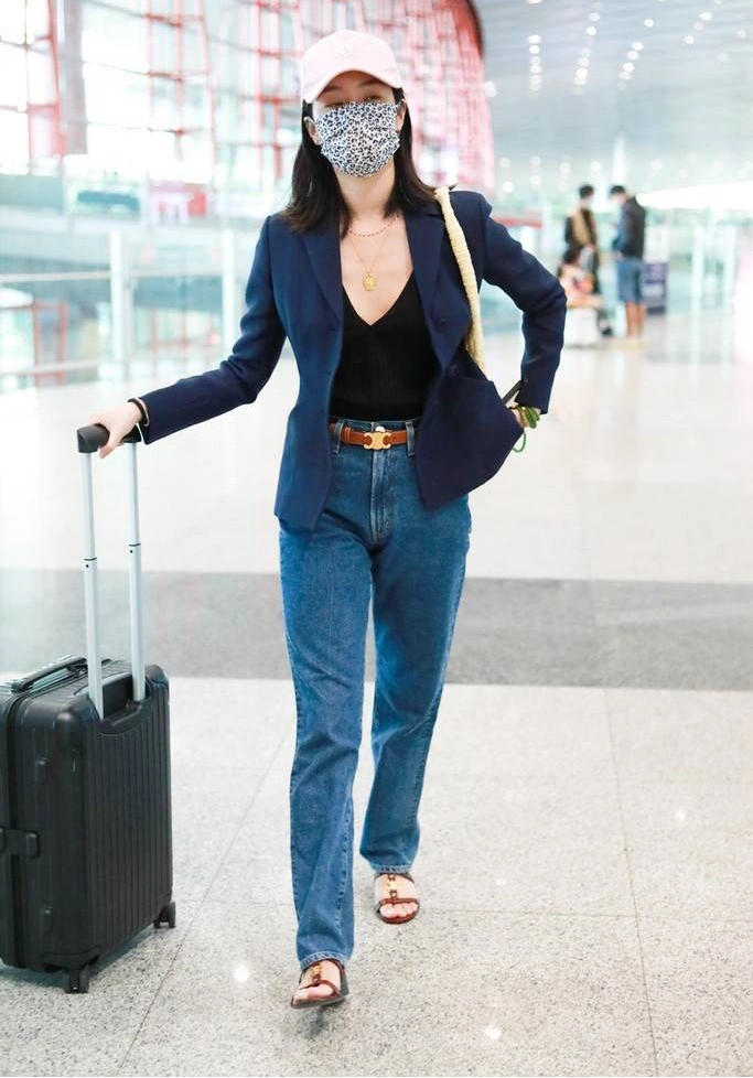 1/ 12 杨采钰现身北京机场,藏青色西装 黑色v领针织衫 牛仔裤,复古