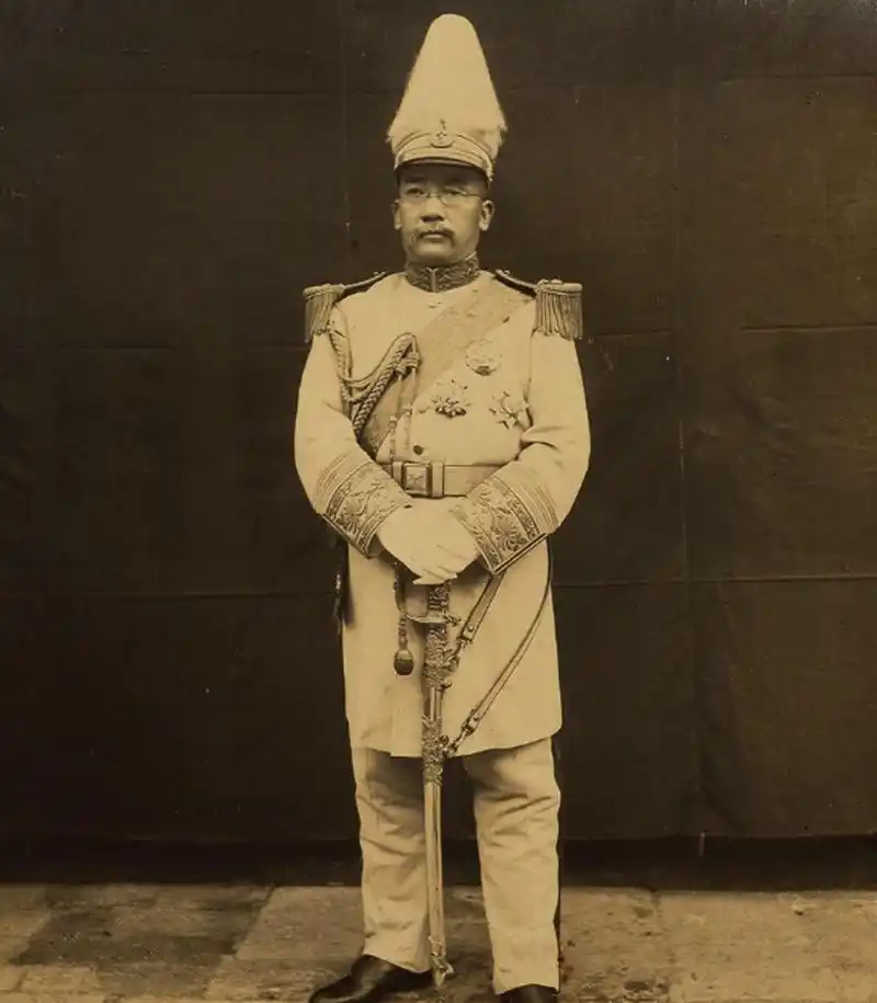 为什么民国时期的军阀喜欢穿这样的大礼服呢?