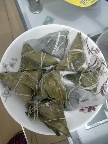 看,我包的粽子,满满一盘.看着是不是很好吃呀!