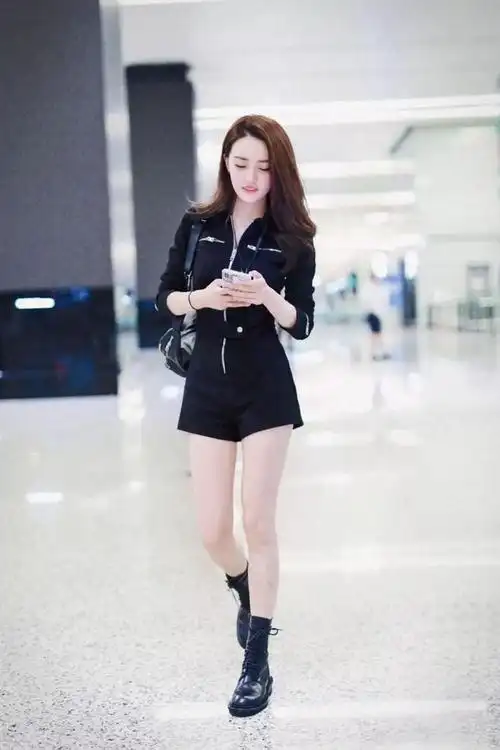 "徐璐"彻底放开了,穿卫衣搭配渔网袜,这"漫画腿"真实存在?