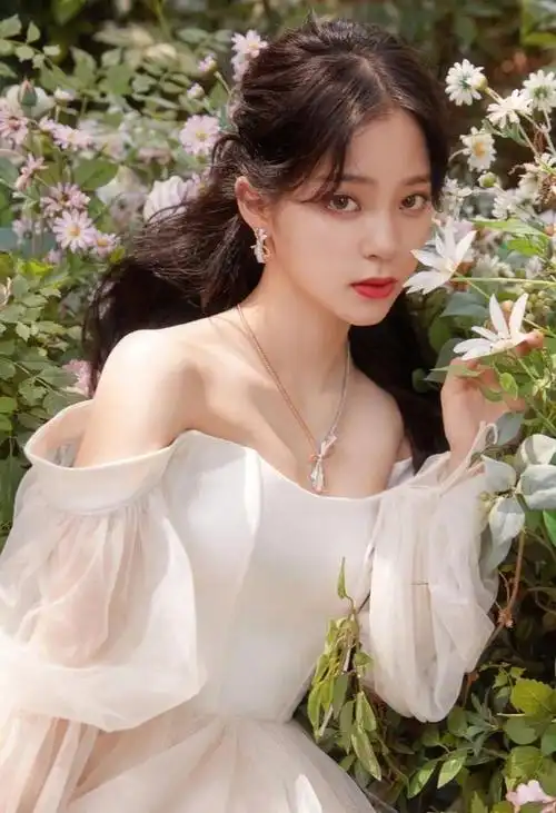 欧阳娜娜,这个名字相信大家都不陌生.