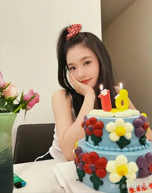 林允生日晒美图可爱漂亮微笑许愿重拾事业未来可期