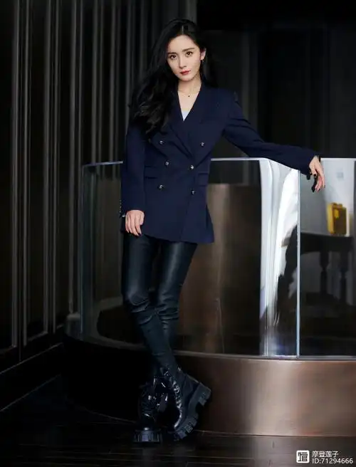 杨幂穿上西装配皮裤很时髦干练又霸气是成熟女性的穿搭典范