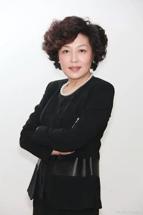 近日,李咏的妻子哈文和女儿法图麦的生活点滴备受外界关注.